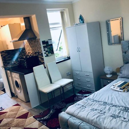 Self-Contained Studio Flat Bathrooms Kitchens Upgrade Locations To City Centre 15 Minutes Walking Distance Nottingham Universities Queen Hospitals City Hospitals Luaran gambar